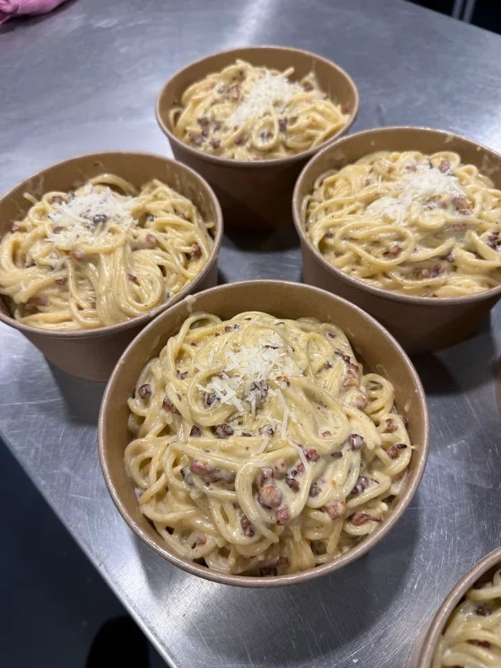 Homemade pasta carbonara to go